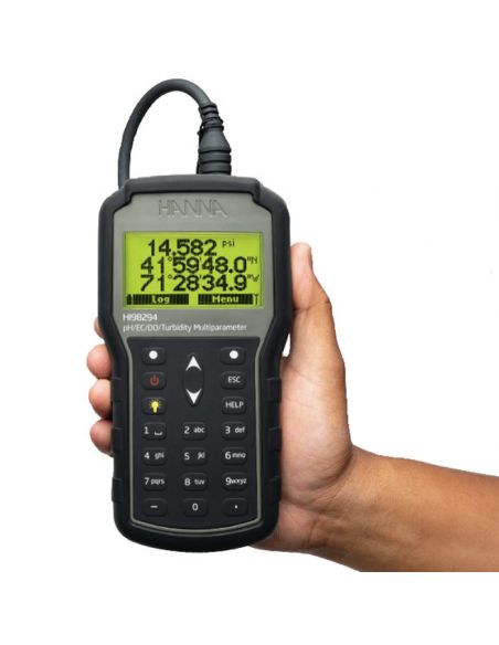 Miernik Hanna HI98294 do monitorowania 14 parametrów jakości wody.