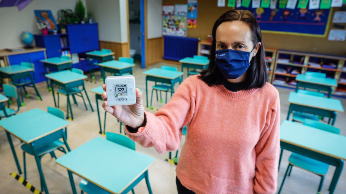 Czujnik Aranet4 walczy z wirusem w salach lekcyjnych w Hiszpanii